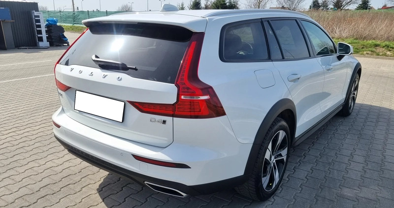 Volvo V60 Cross Country cena 114999 przebieg: 157000, rok produkcji 2019 z Otmuchów małe 379